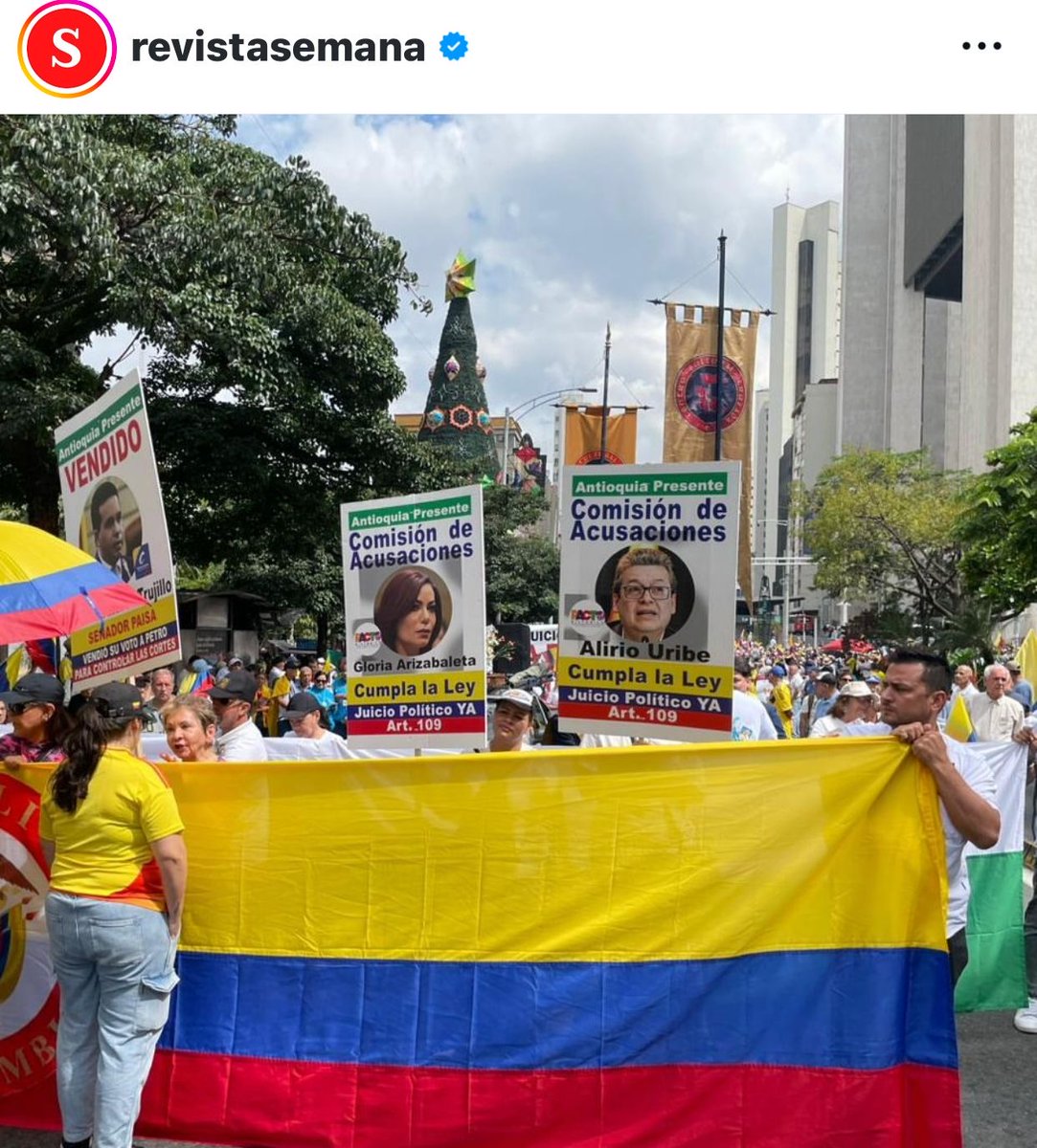 petrogustavo's tweet photo. La marcha llegó a 15.000 personas en Medellín, 4.000 en Cali y Bogotá, 1.000 en Manizales y en las demás ciudades entre 10 y 120 personas.

Pero lo importante esta en esta foto:
Lo que busca tan pequeño número de personas es un golpe parlamentario para derribar el gobierno y burlarse de los once millones y medio de electores.

Y la notificación la hacen con el impedimento de la congresista katherine Miranda. Vienen días intensos y es el pueblo el que decidirá. Estoy listo a lo que mande el pueblo.

En Colombia detendremos el golpe de estado.
