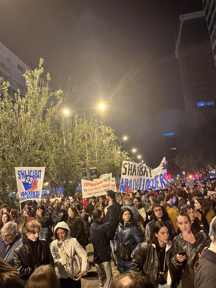 gabaldanuria's tweet photo. ✊🏻✊🏻✊🏻✊🏻✊🏻

#AbaixemElsLloguers https://t.co/boOMAKNLAP