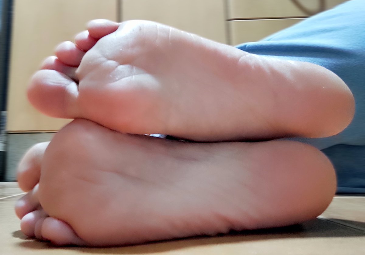 PiesDalia's tweet photo. Hoy que no tengo a nadie, quiero un perrito que me ladre...
#Soles #Pies #Feet #FeetPics #FotoPies #FeetPicsForSale #SellFeet #FootFetish #footbread https://t.co/5Uxpm1R13l