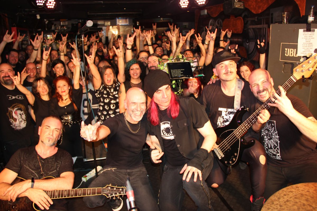 InMuneBand's tweet image. Mil gracias InMunes de Madrid y de todos los alrededores del más allá que os acercasteis anoche a la sala @barracudasrockbar . Gracias por vuestra entrega y hacernos vivir una noche increíble y memorable ❤️‍🔥🤟 y gracias a @romeooficiales
👁 22 noviembre, Madrid