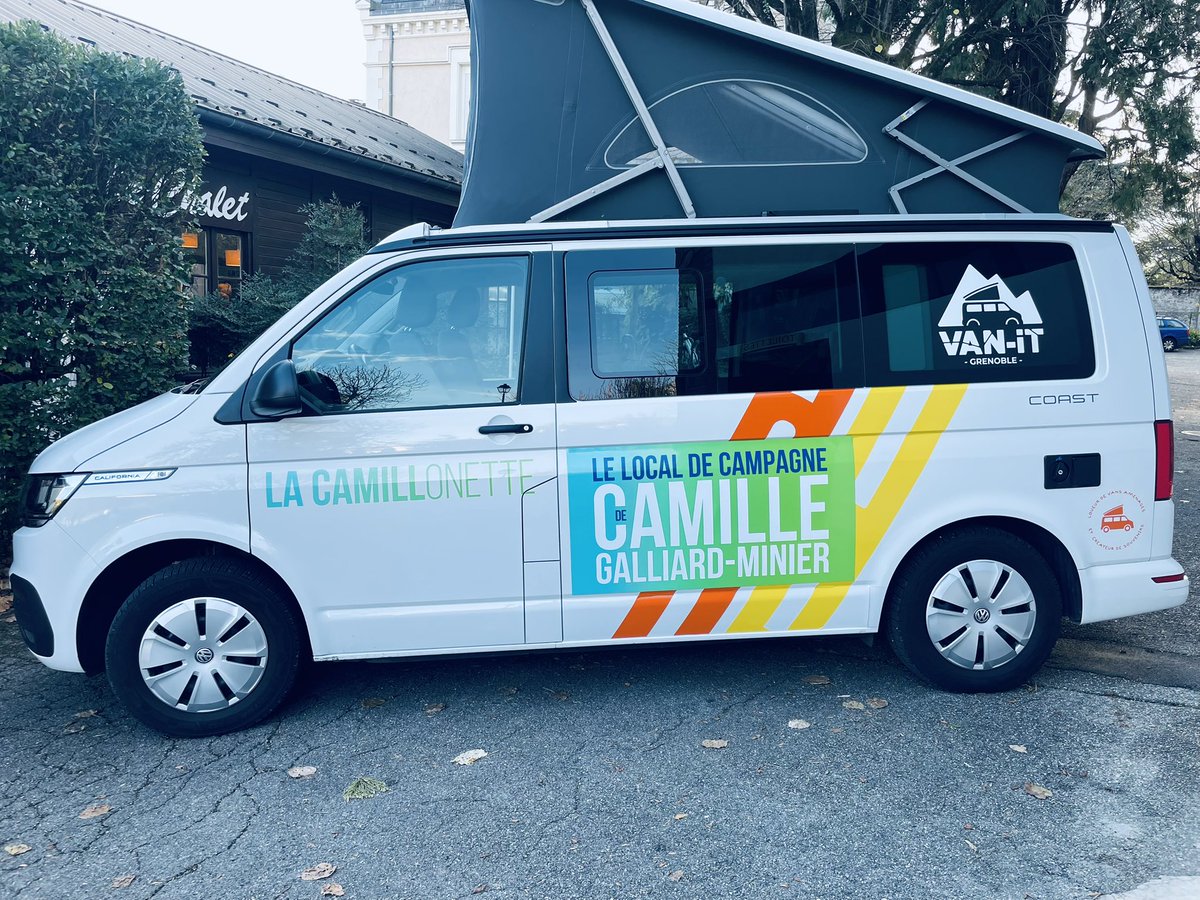 sebastienmitte1's tweet image. Devant un parterre de sympathisants, Camille Galliard-Minier lance sa campagne de la Tronche et présente son van nommé Camillonette, qui sera son QG de campagne et avec lequel la candidate sillonnera rues et routes de la 1’ere circo de l isère. 
@Prostcecile @GalliardM