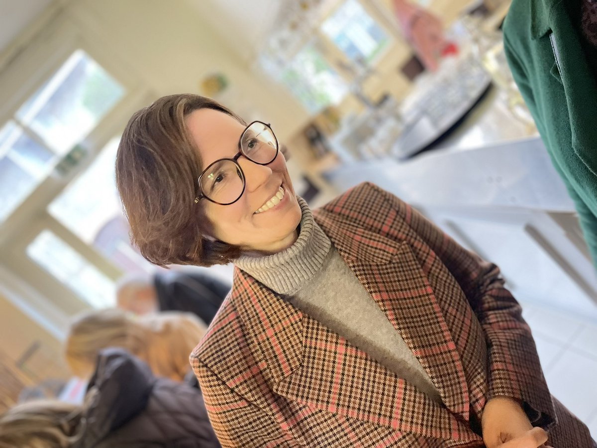 sebastienmitte1's tweet image. Devant un parterre de sympathisants, Camille Galliard-Minier lance sa campagne de la Tronche et présente son van nommé Camillonette, qui sera son QG de campagne et avec lequel la candidate sillonnera rues et routes de la 1’ere circo de l isère. 
@Prostcecile @GalliardM