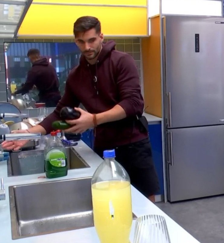 La_Artillera_'s tweet photo. @ghoficial Decid porque no quieren comer ahí . Porque Maica ha dado por hecho que Edi no ha lavado los calabacines aposta para que no comiera así lo ha dicho la trilera y es falso SI lo ha hecho! #GH23N #Edistas #Violedi #Ruscar #Laumas #GH23N https://t.co/x8T7i8zEB4