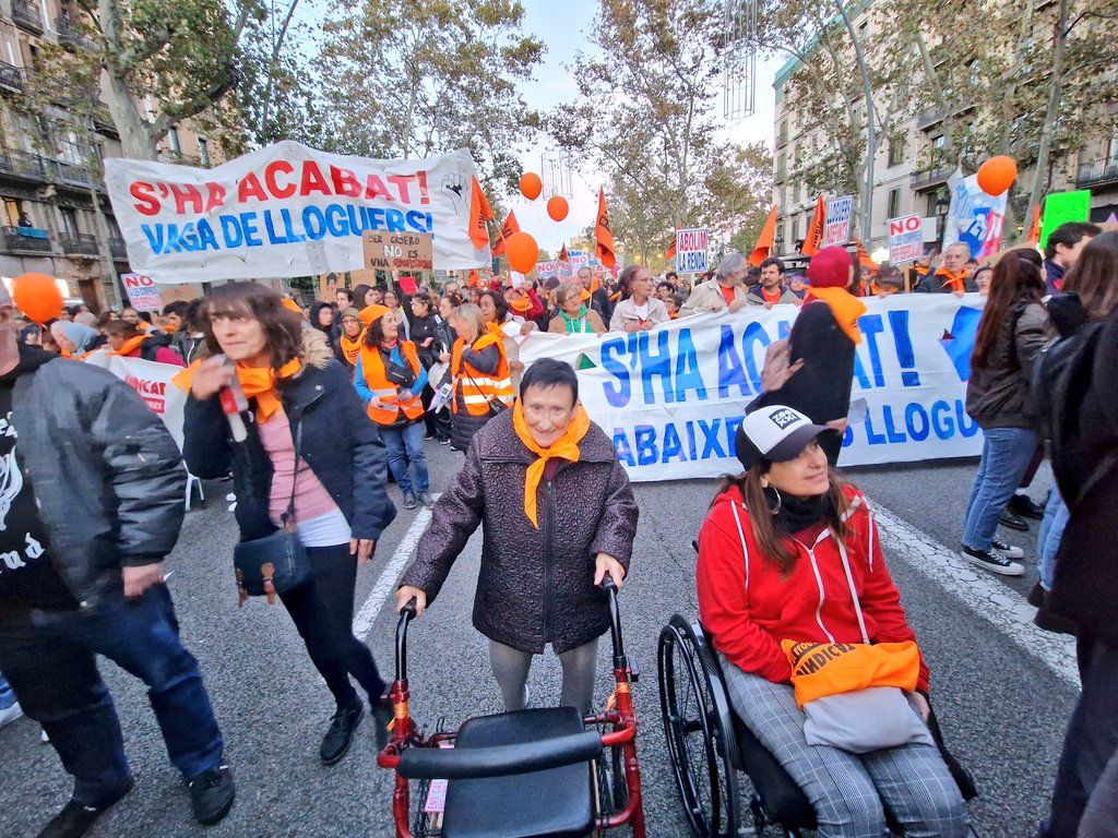 evabaror's tweet photo. Els #barcelonins tenen grans dificultats per accedir i conservar l'#habitatge perque el #mercat q és global tiba els preus a l'alça, mentres els #sous d'aquí són insuficients i baixos. Això s'agreuja amb la #precarietat q pateixen #joves i classes populares.👇 https://t.co/RoCPN0oSlK