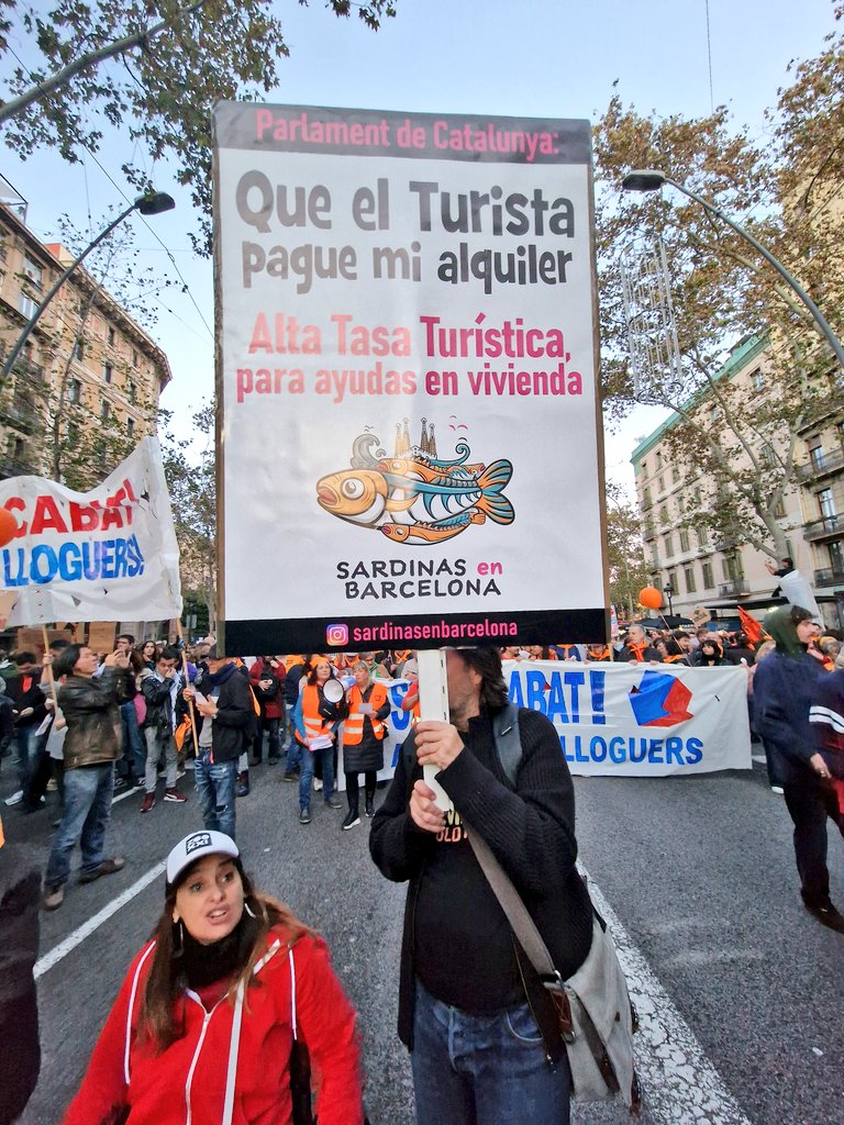 evabaror's tweet photo. Els #barcelonins tenen grans dificultats per accedir i conservar l'#habitatge perque el #mercat q és global tiba els preus a l'alça, mentres els #sous d'aquí són insuficients i baixos. Això s'agreuja amb la #precarietat q pateixen #joves i classes populares.👇 https://t.co/RoCPN0oSlK