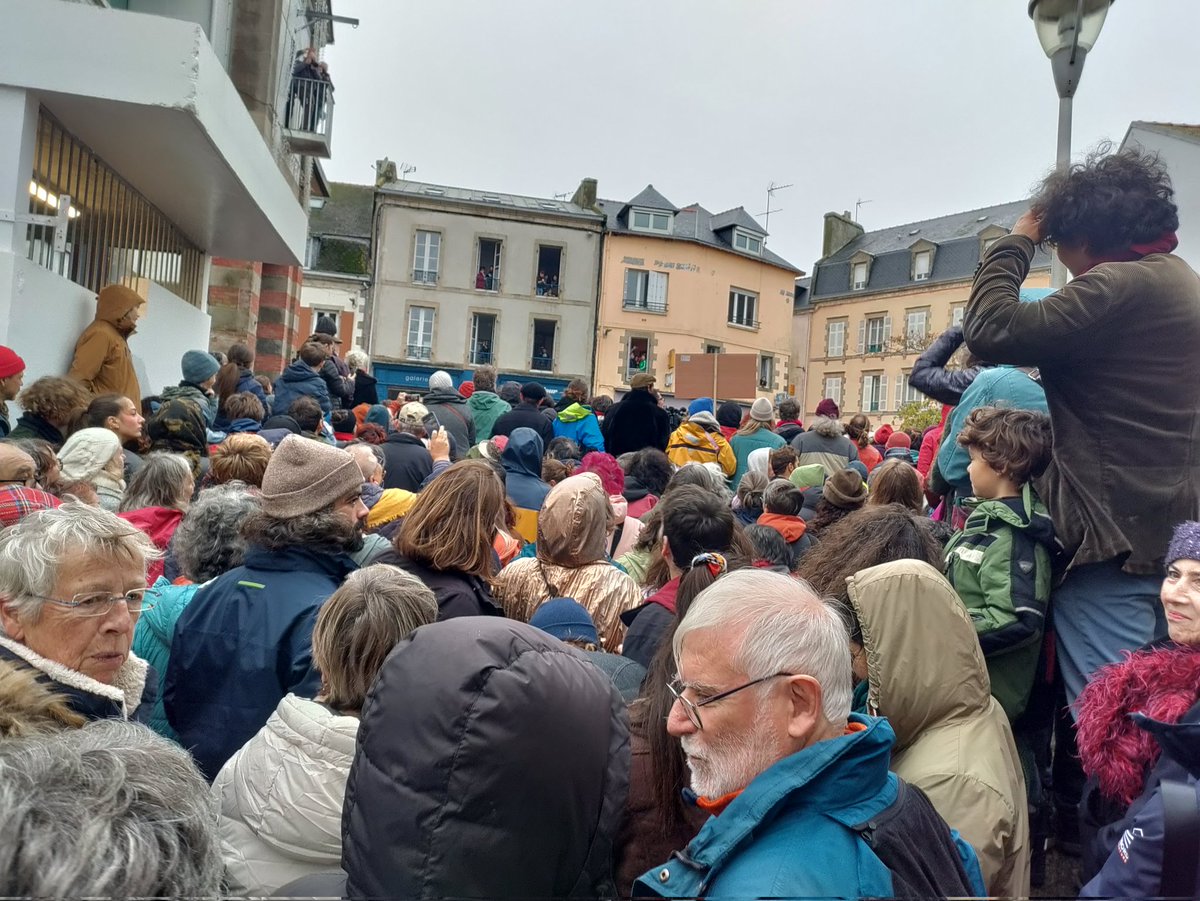 brigittelecam's tweet photo. #Douarnenez 
Centenaire des grèves des Pennou Sardin
Foule chantante
La foule est bien là pour écouter et accompagner les centaines de choristes entonnant les chants douarnenistes.
Pemp Real ar vo
Plijadur !
#Bretagne #Breizh https://t.co/g4t7Rw18Ox