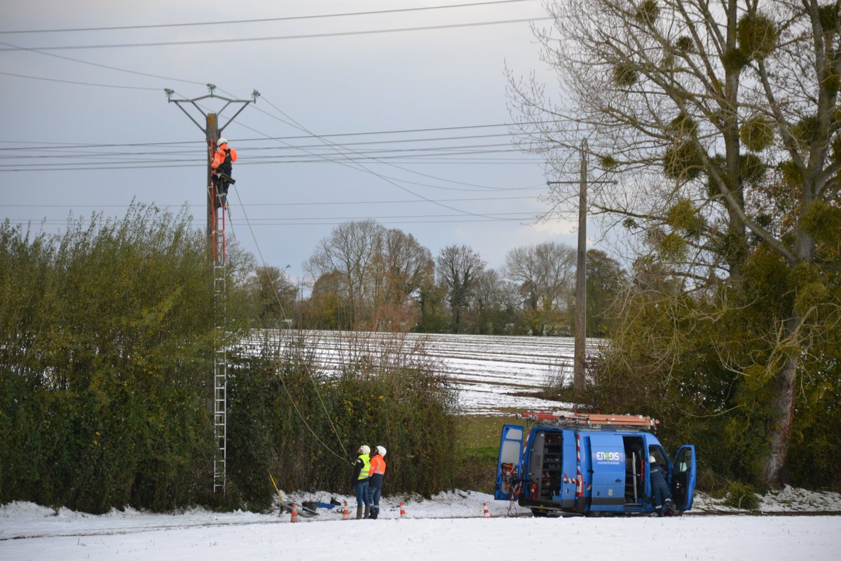 Après 48H, 90% des clients normands sont réalimentés à 18h. Les équipes <a href="/enedis/">Enedis</a> #Normandie, les renforts <a href="/enedis_npdc/">Enedis en Nord-Pas de Calais</a>, <a href="/enedis_picardie/">Enedis en Picardie</a> <a href="/enedis_idf_est/">Enedis en Île-de-France Est</a>, <a href="/enedis_bretagne/">Enedis en Bretagne</a>, <a href="/enedis_als_frc/">Enedis en Alsace Franche-Comté</a>, <a href="/enedis_pyr_land/">Enedis Pyrénées et Landes</a> &amp; prestataires restent mobilisés pour rétablir les 9 000 clients restants.