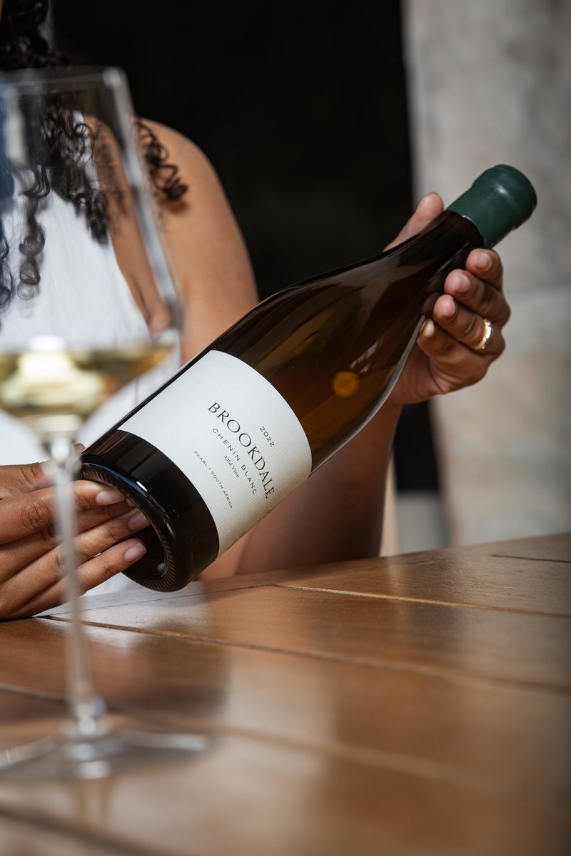 BernieHellberg's tweet photo. Huge congratulations to Kiara Scott Farmer, the 2024 @DinersClubSA #WinemakerOfTheYear!

Her Brookdale Old Vine Chenin Blanc 2022 is a lovely wine from an even lovelier person!

#DCWinemaker https://t.co/AzT6MEoCwC