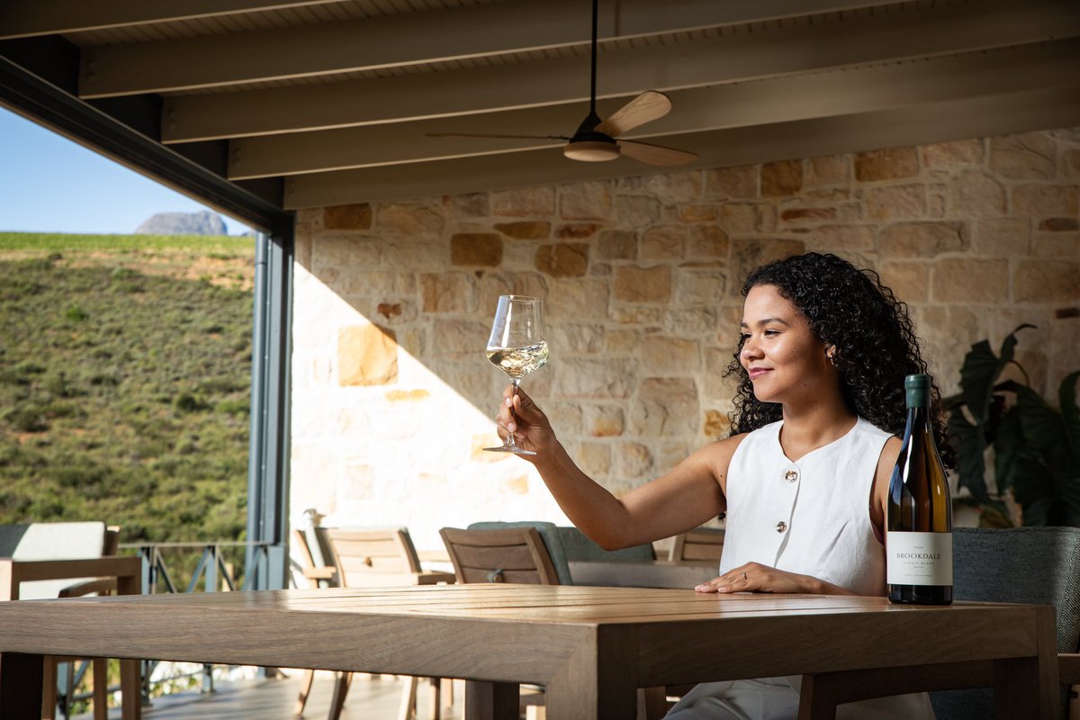 BernieHellberg's tweet photo. Huge congratulations to Kiara Scott Farmer, the 2024 @DinersClubSA #WinemakerOfTheYear!

Her Brookdale Old Vine Chenin Blanc 2022 is a lovely wine from an even lovelier person!

#DCWinemaker https://t.co/AzT6MEoCwC