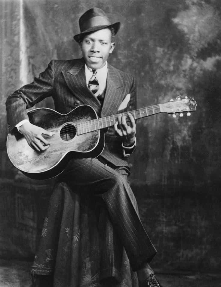 88 years ago today, the legendary Robert Johnson held his first recording session…

On November 23, 1936, in the quaint setup of Room 414 at the Gunter Hotel in San Antonio, Texas, Johnson laid down tracks that would later define the blues genre. 

A thread 🧵