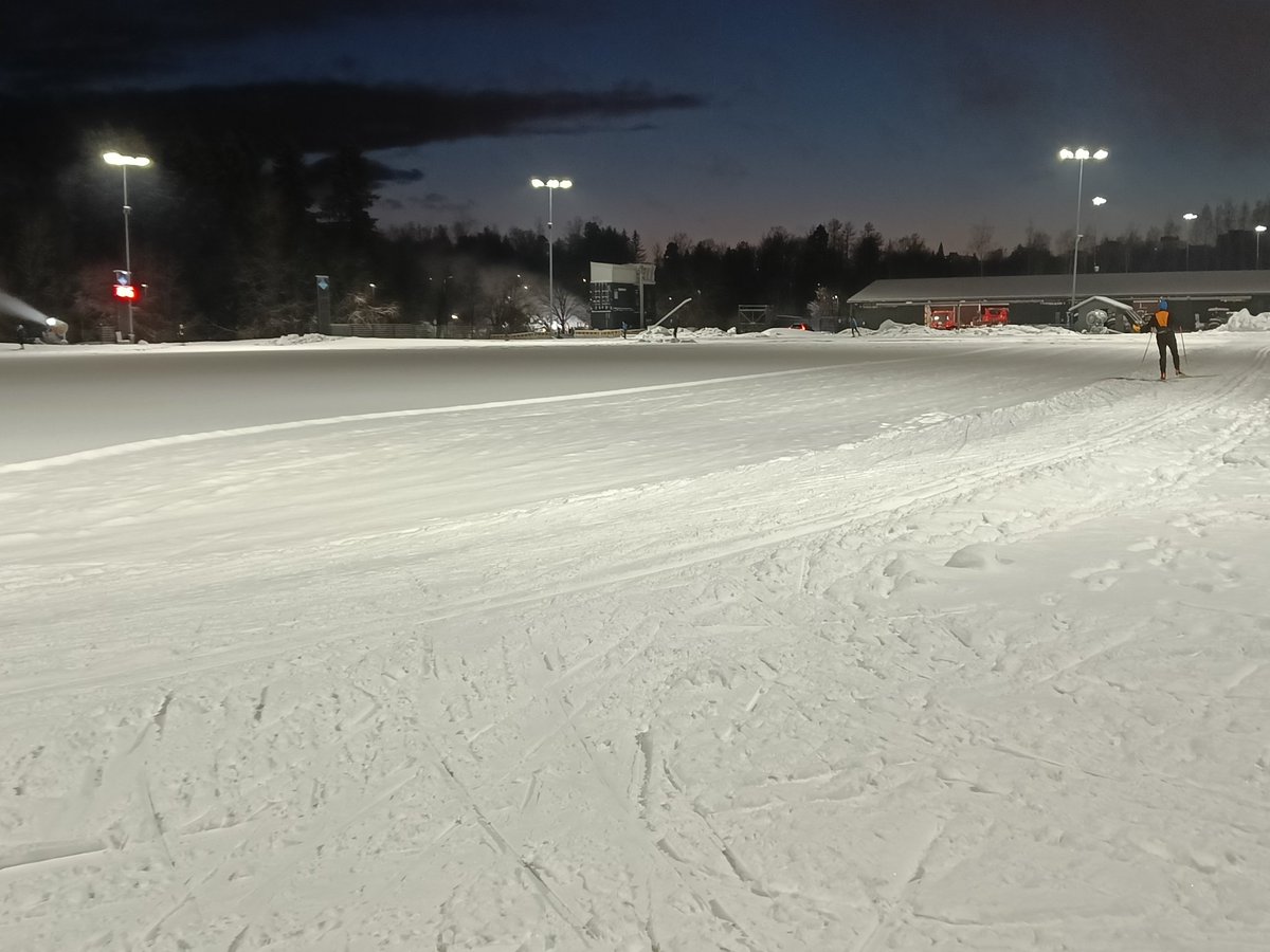 Hiihtokauden avaus Hakunilassa <a href="/VantaanKaupunki/">Vantaan kaupunki</a>. Urheilukentän ympäri 25 kertaa eli kympin lenkki. Nautinto oli hiihdellä, vaikka latu olikin lumisateen jäljiltä pehmeä.
