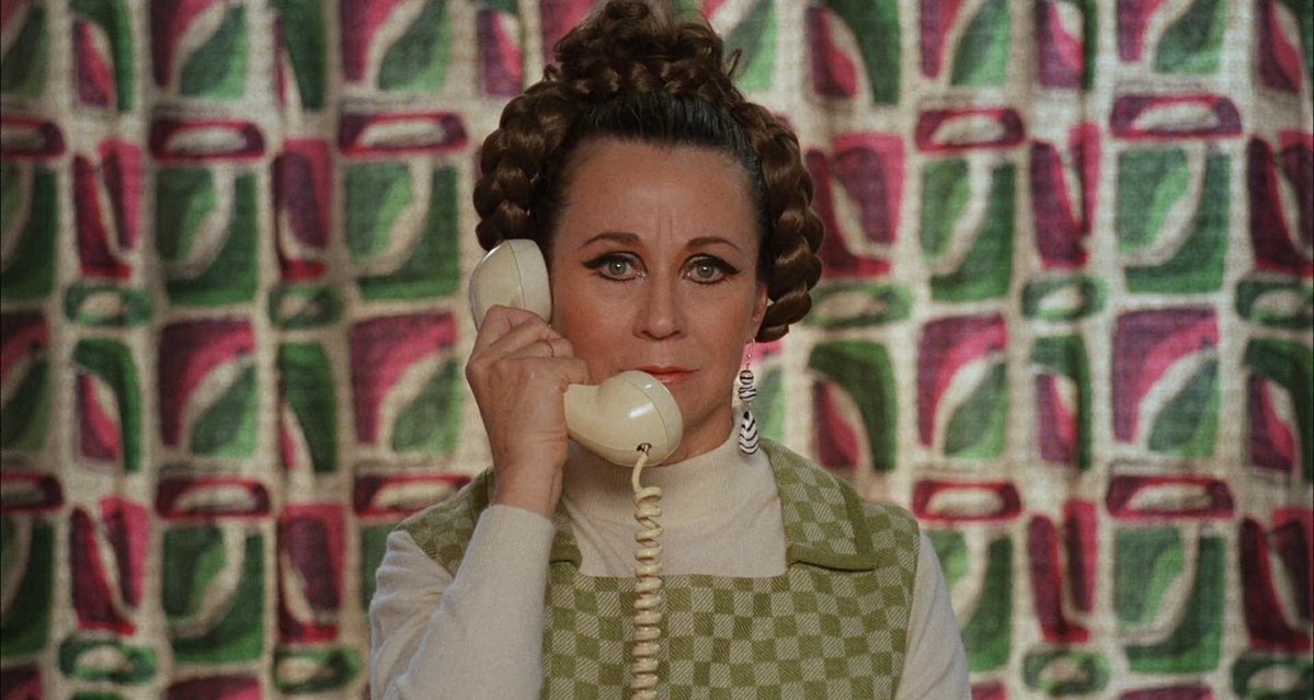 TheCinesthetic's tweet photo. women on the verge of a nervous breakdown (1988) dir. pedro almodóvar https://t.co/ZG6C2GtjOz