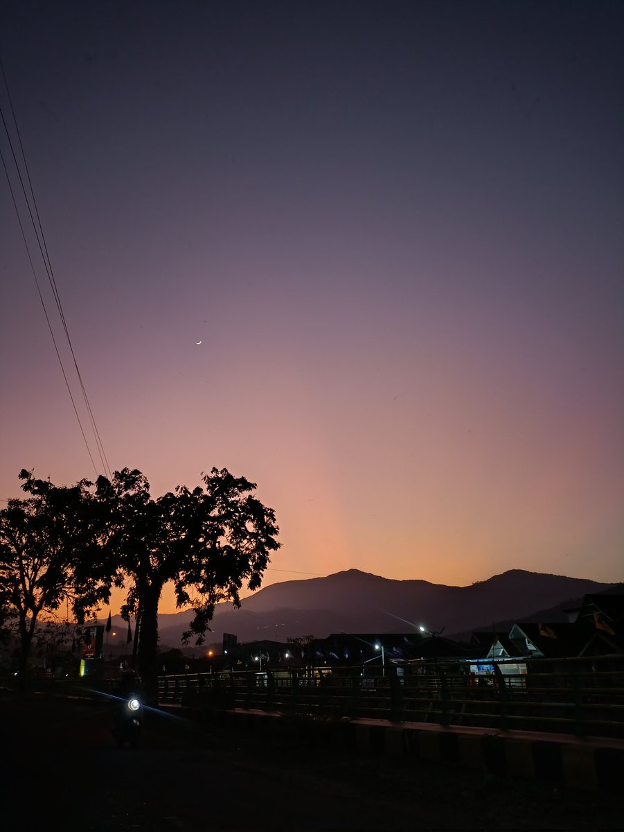 NFnuni tweet picture