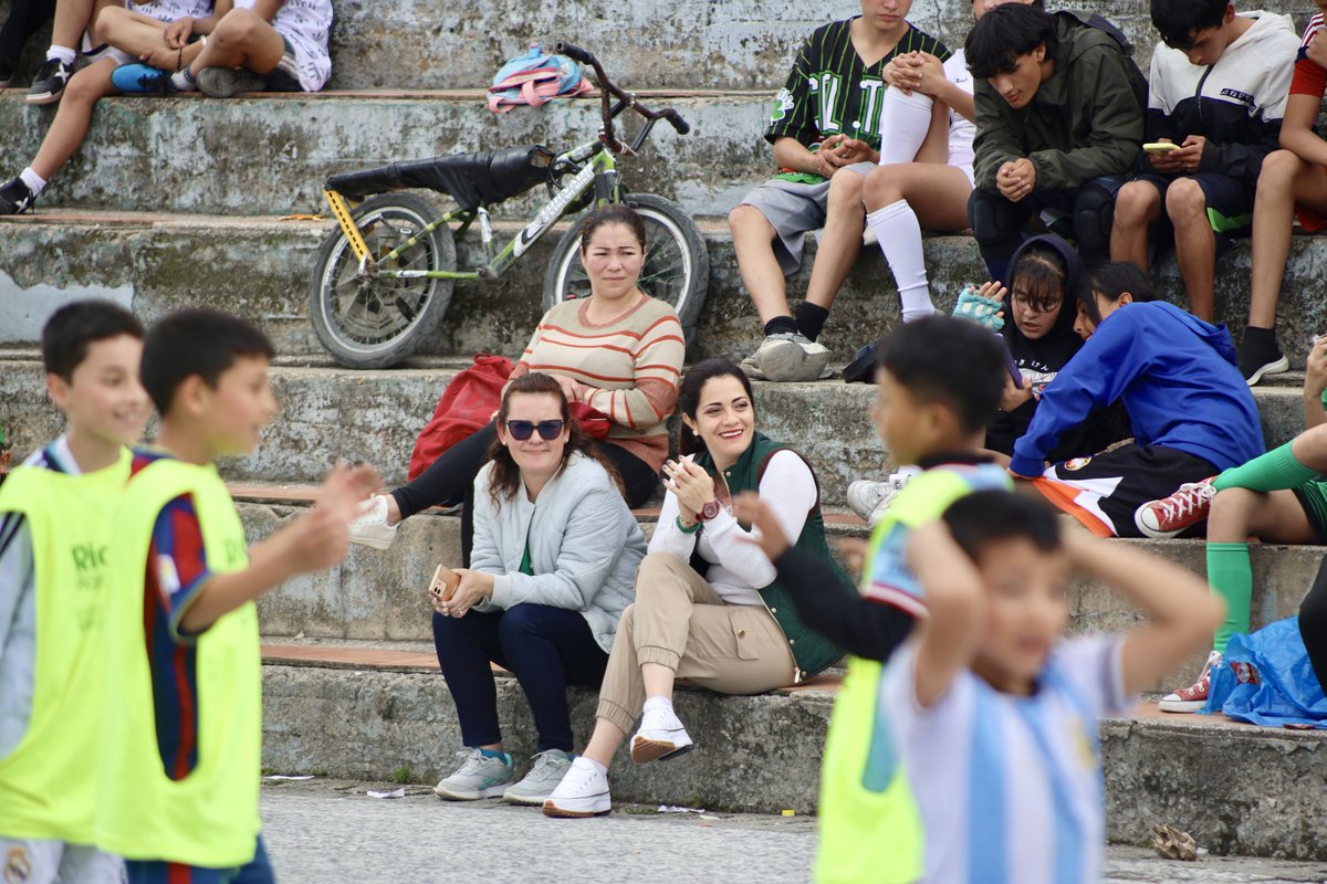 CaroEspitiaJ's tweet photo. 👦🏻👧🏻☀️Los grandes cambios sociales comienzan cuando creemos e impulsamos los sueños de nuestros niños y niñas.
En #Duitama, nos reunimos con la escuela de formación Mi Mochila de Sueños y evidenciamos cómo #ElPoderDeLasVoluntades puede transformar vidas. Gracias a la Fundación Antarex, recibieron uniformes nuevos que, junto con los balones de fútbol sala entregados recientemente y el apoyo incansable de @RicardoAlonsoRS , los acercan a cumplir su sueño de convertirse en grandes deportistas de #Boyacá.
Motivarlos es darles la fuerza para creer que todo es posible🏆💪🏻.