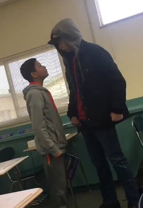 Centradasbrigas's tweet photo. Um vídeo mais satisfatório que o outro.
Os melhores vídeos de valentões se dando mal a thread.
Segue o fio🧶 https://t.co/FmkZrC43w3