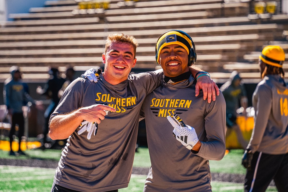 𝗪𝗮𝗿𝗺𝗶𝗻𝗴 𝗨𝗽 🏈

#AIE | #SMTTT