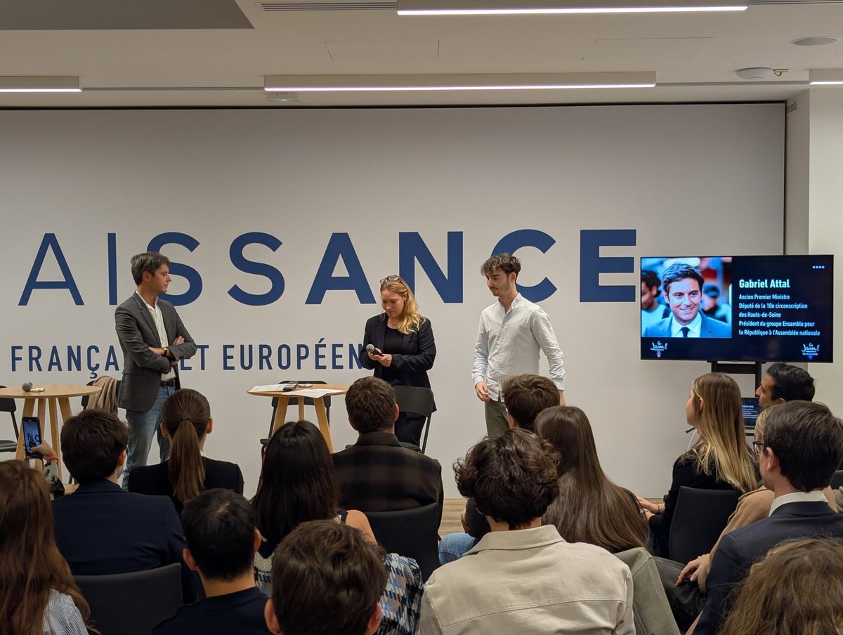 GAttalActu's tweet photo. 🇫🇷 Encourager la jeunesse à s'engager !

— L'ex Premier ministre @GabrielAttal retrouvait ce matin les “Jeunes avec Macron” de Paris et d'Île-de-France pour les #InterJamParisIDF.

Municipales, avenir du parti : on continue “Ensemble”.

© Gwënaelle Coulon &amp; Yanis Ben Slimene https://t.co/TqgBsngoMJ