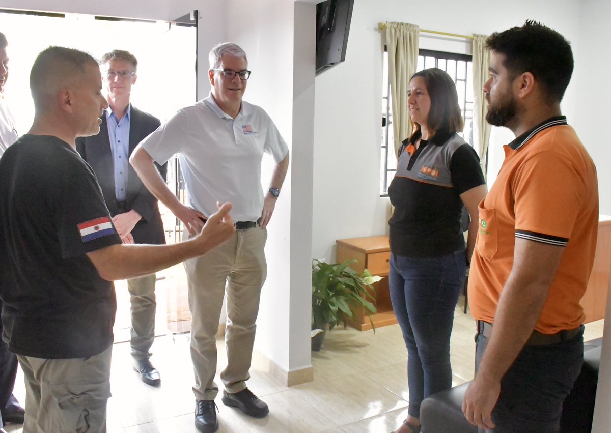 En un ameno encuentro con John, un voluntario del Cuerpo de Paz en Paraguay y cinco jóvenes empresarios paraguayos, conocí más sobre el proyecto Incubadora de Empresas que llevan adelante en la ciudad de Caaguazu. El proyecto ofrece capacitación en emprendedurismo, desarrollo de