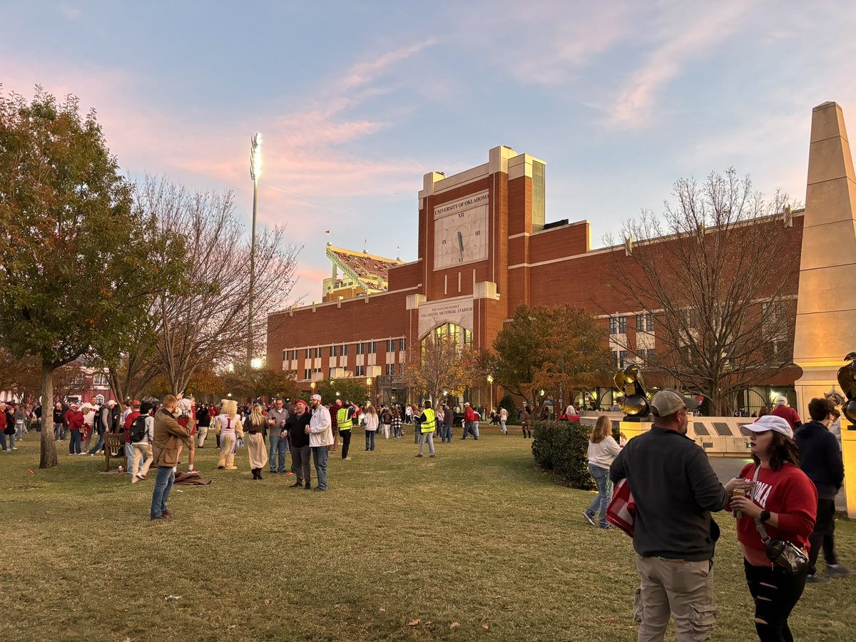 MattyRom's tweet image. Great evening on campus for Sooner Football!