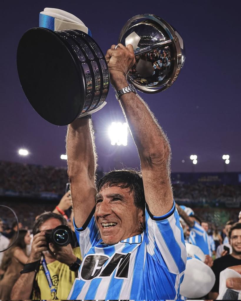 RacingManiacos's tweet image. “No somos millonarios, no somos la mitad más uno, no tenemos 200 copas, somos distintos a todos”.

Gustavo Costas 😢💙
