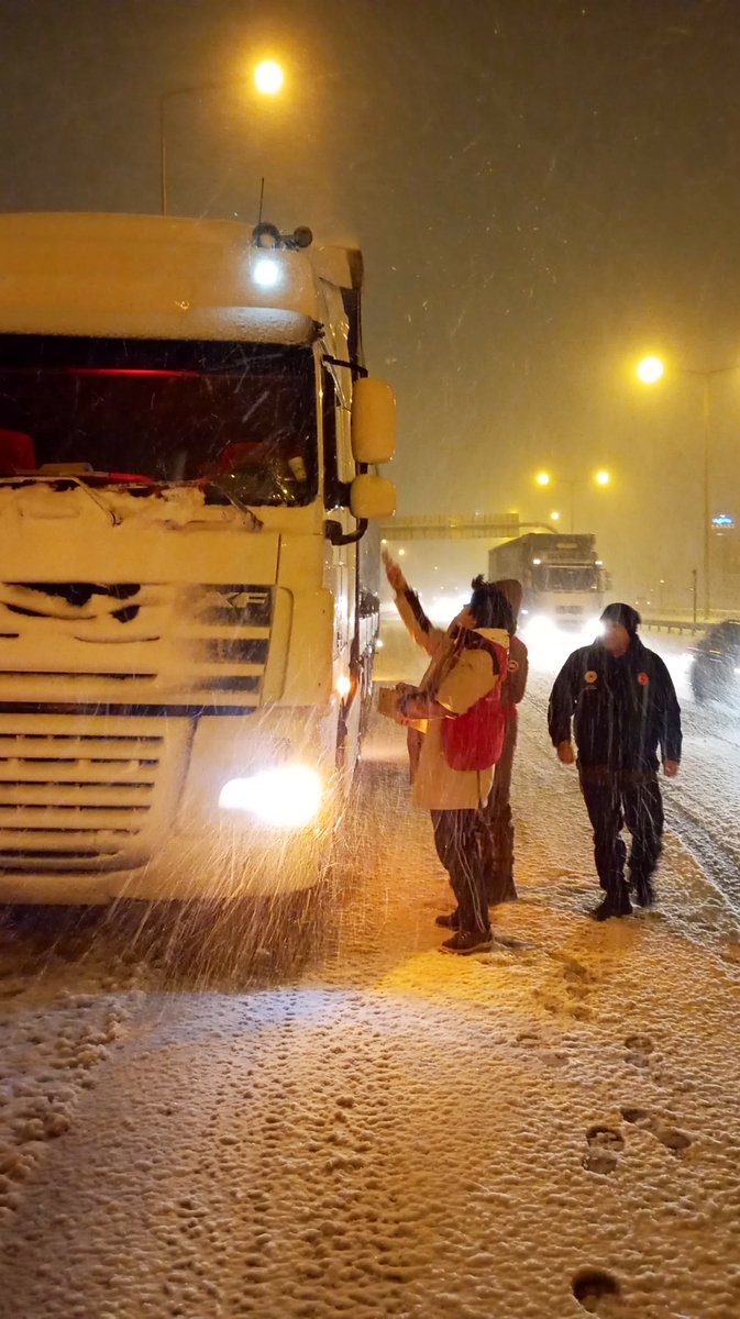 Çalışmalarımızı sürdürdüğümüz Bolu Dağı Tüneli mevkiinde hava şu an yaklaşık -4 derece. ❄️

Akşam saatlerinde başladığımız kar mesaimiz sürüyor. Vatandaşlarımıza kumanya ulaştırmaya devam ediyoruz. #KarYağışı