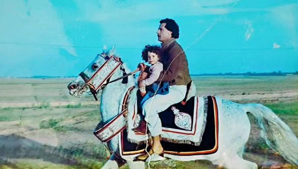 Xarissabr's tweet photo. 1985:  Riding his horse while holding Aisha in front  of him https://t.co/YYJvh79yTN