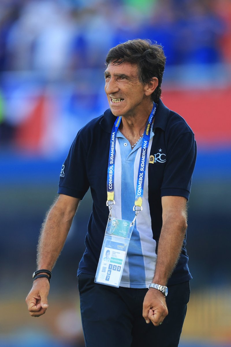VSportsTM's tweet photo. Gustavo Costas fue campeón de Paraguay 🇵🇾 con @CCP1912oficial en 2005. Casi veinte años después, en La Nueva Olla, estadio de Cerro Porteño, se consagró campeón de la Copa Sudamericana con Racing. https://t.co/DK5cBOVGHL