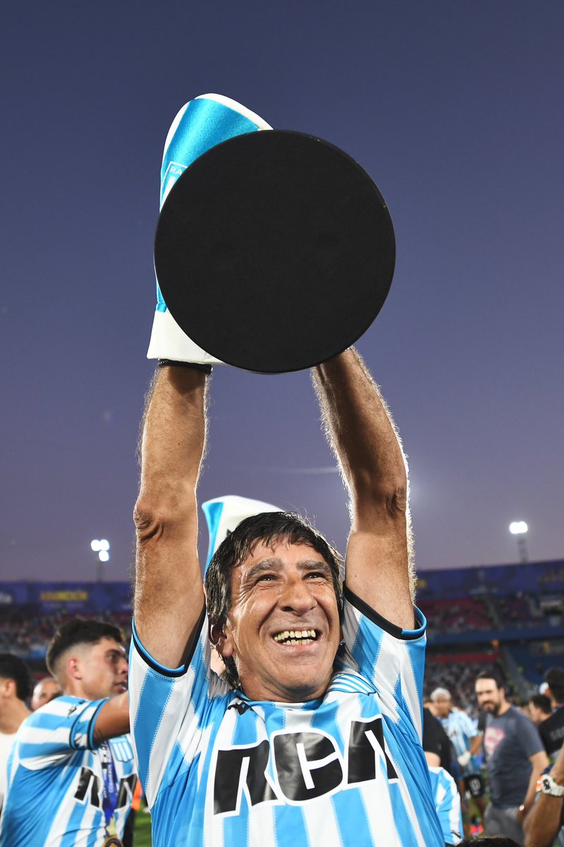 juampideluca_'s tweet photo. El 25 de enero, Gustavo Costas declaró:

“No me lavo las manos: en Racing hay que ser Campeón. Soy el primero que se pone esa mochila”.

Y cumplió con su palabra. https://t.co/Yack9nbfl1