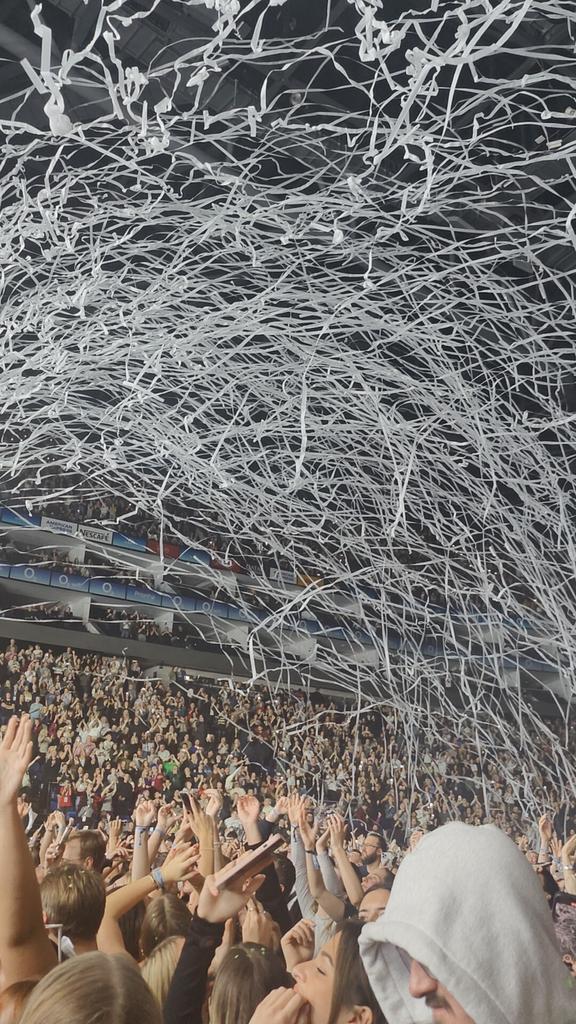 brane_S's tweet image. AFTER 6 YEARS! 

STANDING IN THE HALL OF FAME ONCE AGAIN! 

A bittersweet night, filled with emotion and incredible music. Thank you, @thescript, for sharing your talent once again, and honoring Mark's memory. 

#SatellitesTour #O2Arena #FreedomChildTourMemories
#thescript