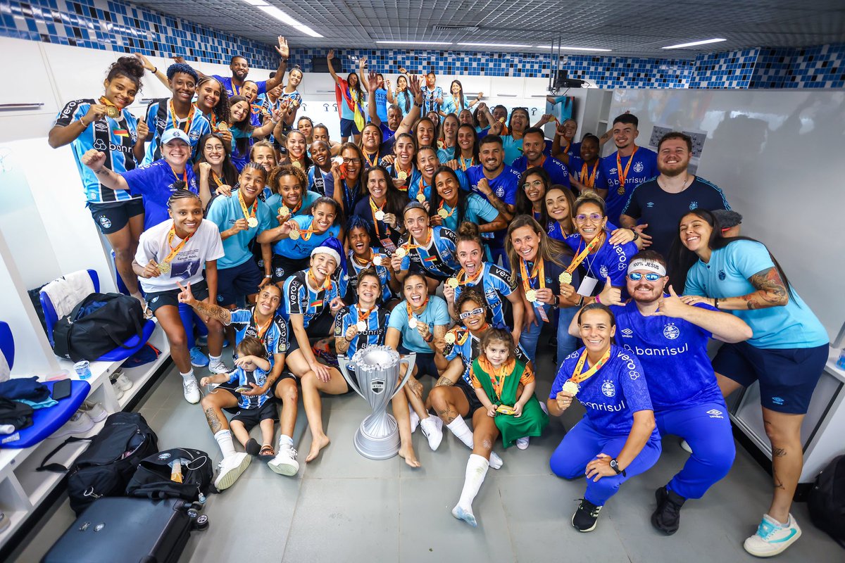É AS GU! 📸🇪🇪 Se tem título, tem a clássica foto no vestiário.

#Grenal #GuriasGremistas #GauchãoFeminino2024