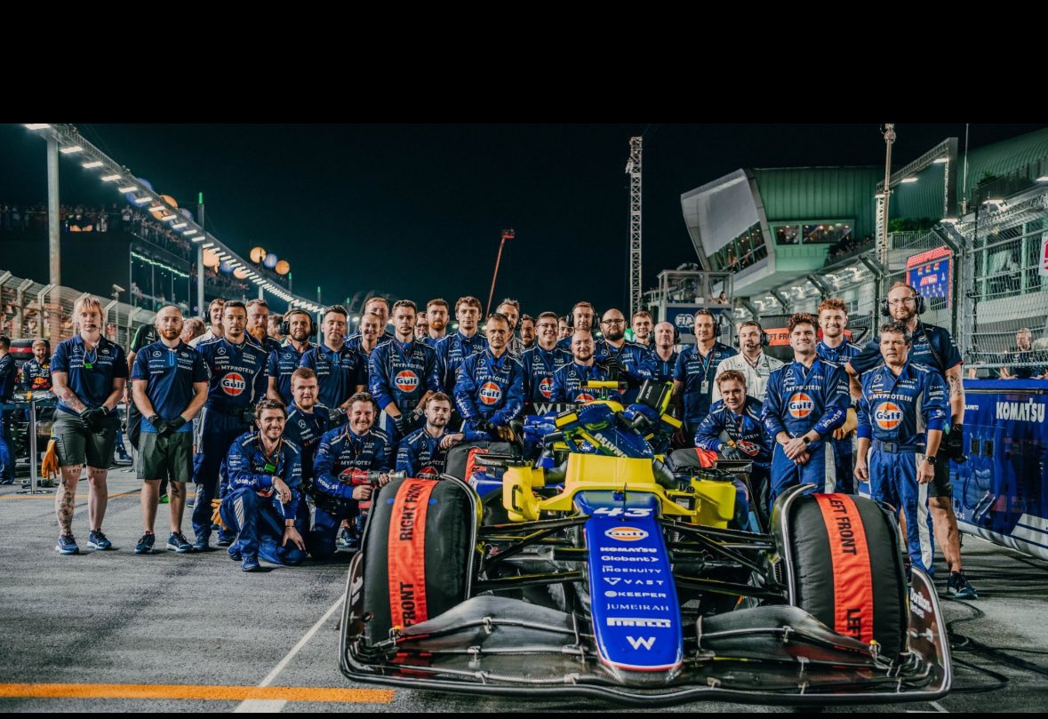 jcampbellwalter's tweet image. The hero’s of the paddock. I applaud each and every member of @WilliamsRacing crew. The dedication these guys and girls have is incredible. We win and loose together🙏 #ThanksWilliams