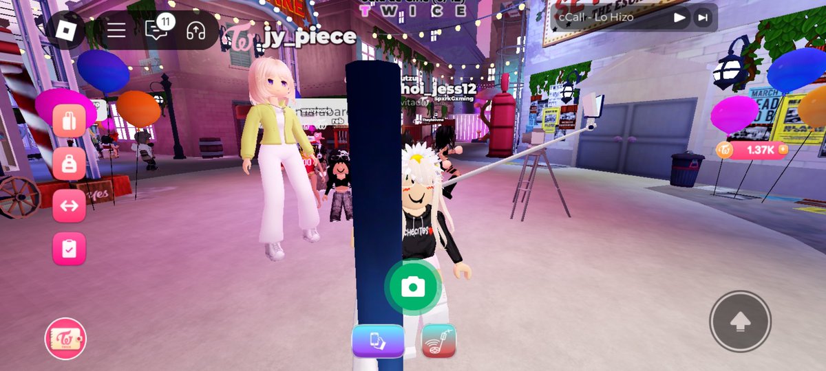 YesicaRendon10's tweet image. Las fotos que me alcanze a tomar con las TWICE on Roblox Meet &amp;amp; Greet😊😅
#twiceonroblox 💕