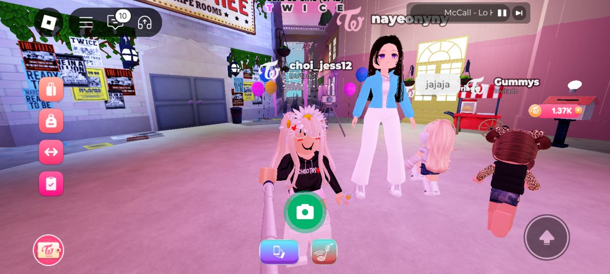 YesicaRendon10's tweet image. Las fotos que me alcanze a tomar con las TWICE on Roblox Meet &amp;amp; Greet😊😅
#twiceonroblox 💕