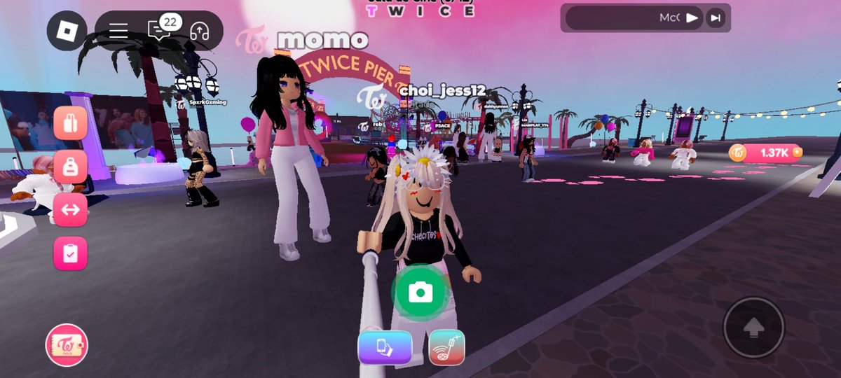YesicaRendon10's tweet image. Las fotos que me alcanze a tomar con las TWICE on Roblox Meet &amp;amp; Greet😊😅
#twiceonroblox 💕