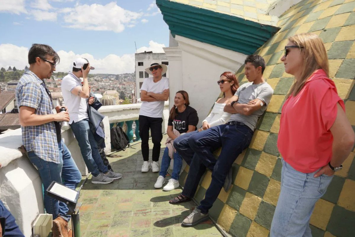 EPMQuitoTurismo's tweet photo. 🏘️🚴🏻‍♀#TurismoQuito | Los reconocidos ciclistas internacionales Rigoberto Urán, Egan Bernal y Annemiek van Vleuten, junto al periodista deportivo Mario Sabato, recorrieron el Centro Histórico de Quito y disfrutaron la arquitectura y gastronomía de la ciudad.

Con turismo, #QuitoRenace ☀️