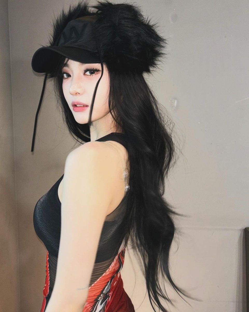 𝓐 touch of edge, a dash of elegance. 🎩🐩 Which look resonates with your style: the 𝑐𝑙𝑎𝑠𝑠𝑖𝑐 or the 𝒃𝒐𝒍𝒅?