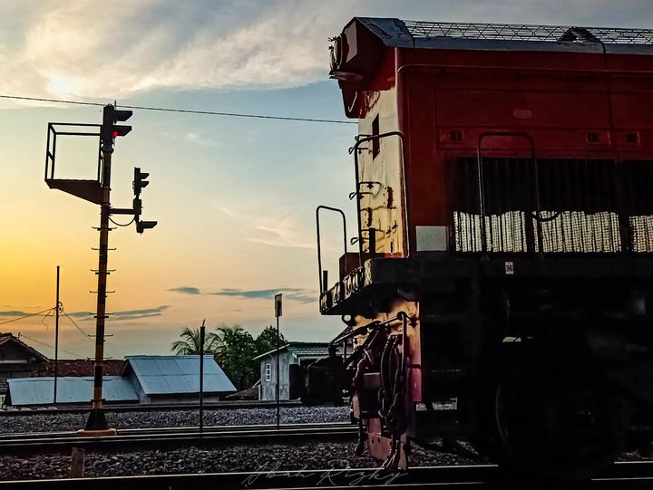 KAI121's tweet photo. Keluarga adalah sebaik-baiknya rumah. Saat kamu membuka pintunya, maka hilanglah semua resah. Ketika masuk, kamu akan merasa dicintai sepenuhnya. Bahkan ketika kamu keluar, mereka selalu mendoakanmu agar tetap bahagia. 🏠

Selamat pagi, #SahabatKAI

#KAI121

Support photo🙏🏼: abah_rizz (IG)