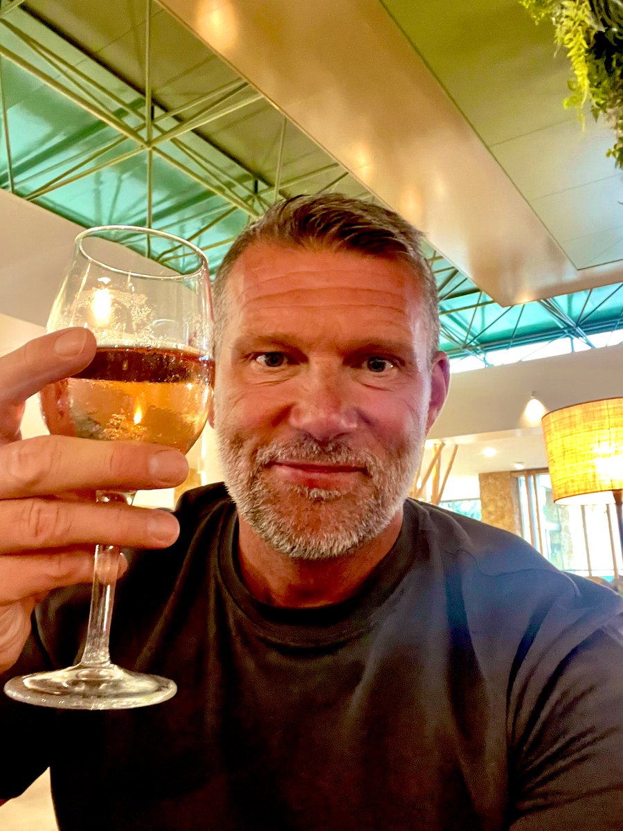 jimmywalker001's tweet image. Saddlers result made that last airport drink taste even sweeter 🙌💥👏👏
Back to England now for the run in 😜✈️🍻🍻 #1-0’swinleagues #sizeisnteverything 🙌❤️🍷