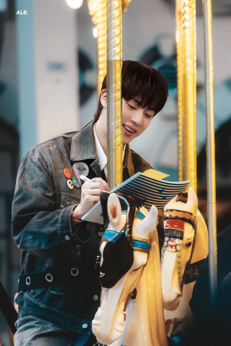 sawok_2min's tweet photo. เป็นบ้านที่ถ่ายรูปพี่จินออกมาหล่อมากกกกกก 😱😱

#JIN https://t.co/DZlwZqm5Kw