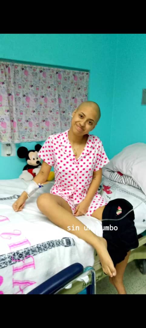 Esta es la campaña de Gofundme de Aydana, adolescente de 18 años diagnosticada con osteosarcoma en su pierna derecha, y que debe ser amputada. Para operarla es urgente pagar un quirófano privado cuyo presupuesto es de $1600, porque el del hospital está inoperativo.
Cualquier