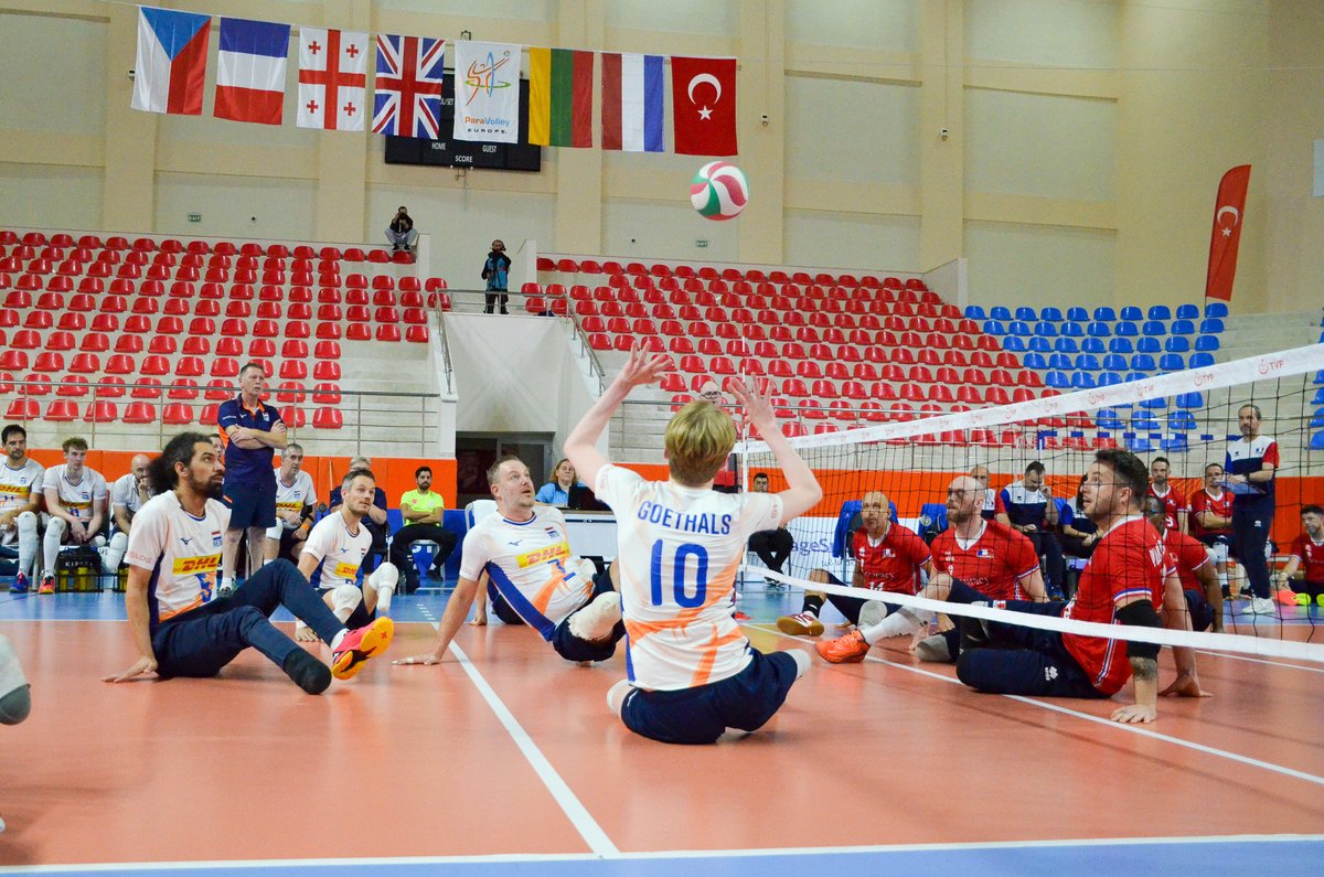 Georgië dacht vanmiddag de derde set van ons af te pakken. Het is ze niet gelukt ! 3-0. 
Morgen spelen we om 09.00 uur tegen Tsjechië en om 15.15 uur tegen Groot-Brittannië.
Meekijken via de livestream? 👇voor meer info.
volleybal.nl/nieuws/ek-b-te…
#volleybal #zitvolleybal #pve