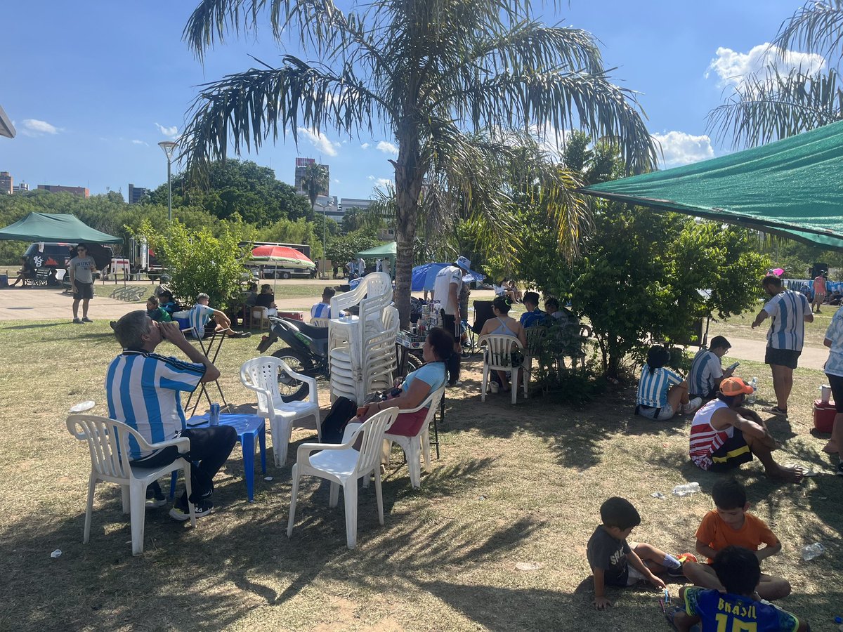 🇵🇾Asunción, la capital de Paraguay, se viste de fiesta para recibir la gran final de la Copa Sudamericana. 

Sus calles y lugares emblemáticos están llenos de aficionados de 🇦🇷Racing y Cruzeiro🇧🇷 quienes viven con entusiasmo cada momento previo al esperado encuentro.⚽️🏆