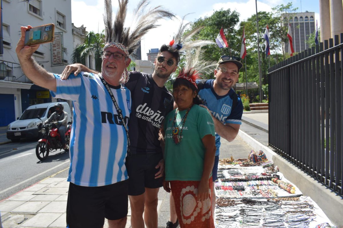 InfoAsuncin1's tweet photo. 🇵🇾Asunción, la capital de Paraguay, se viste de fiesta para recibir la gran final de la Copa Sudamericana. 

Sus calles y lugares emblemáticos están llenos de aficionados de 🇦🇷Racing y Cruzeiro🇧🇷 quienes viven con entusiasmo cada momento previo al esperado encuentro.⚽️🏆 https://t.co/lSflB6dqyg