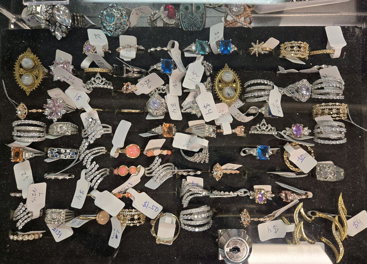 BlueAngelConsin's tweet photo. Our affordable jewelry section has perfect stocking staffers for the ladies (and little ladies) in your life! 😍💍📿

#HolidaySeason #Supportsmallbusiness #HeartOfHuntington #shopsmallthisholidayseason #supportlocalbusiness #happyholidays2024  #christmas2024 #ShopHuntington https://t.co/zWGemyylde