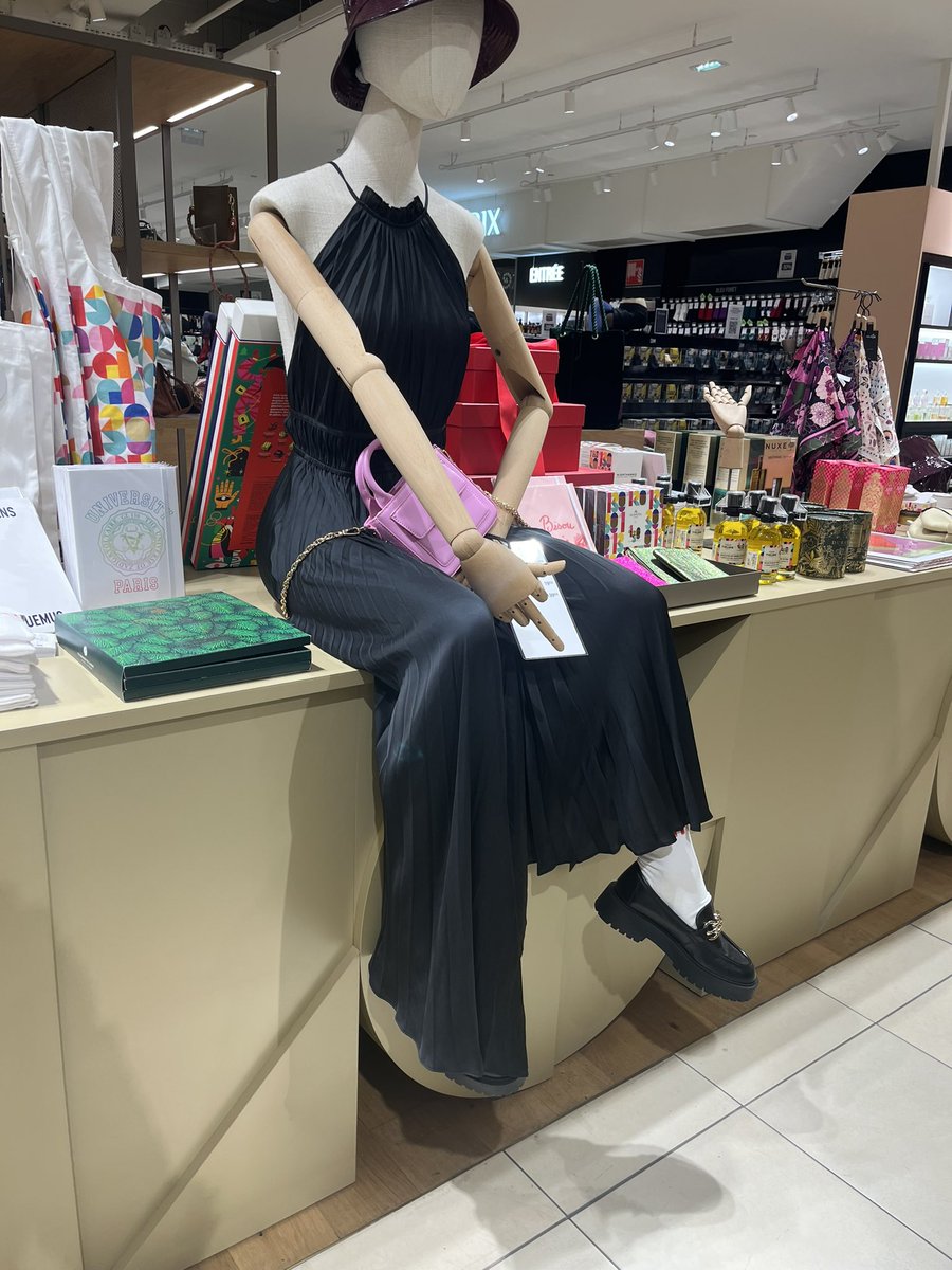 follemaniaque's tweet photo. Après-midi shopping avec les copines !
@lolidavalta 

Qui veut être notre futur larbin ?💋
#soumis #soumisdevoirs #esclave #femdom #vilainesfilles https://t.co/cuIIjR4jTx