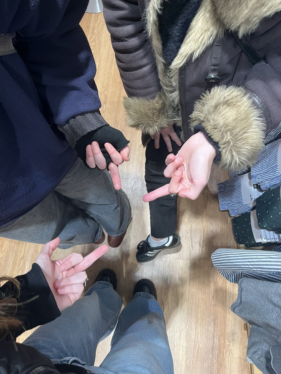 follemaniaque's tweet photo. Après-midi shopping avec les copines !
@lolidavalta 

Qui veut être notre futur larbin ?💋
#soumis #soumisdevoirs #esclave #femdom #vilainesfilles https://t.co/cuIIjR4jTx