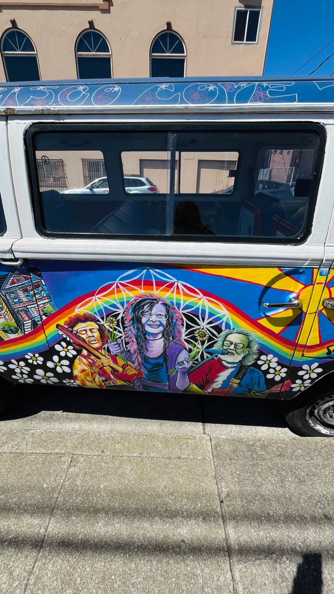 hole2NiC's tweet photo. I love walking and seeing this along the way. 🚌 https://t.co/FDuXQDTmOf
