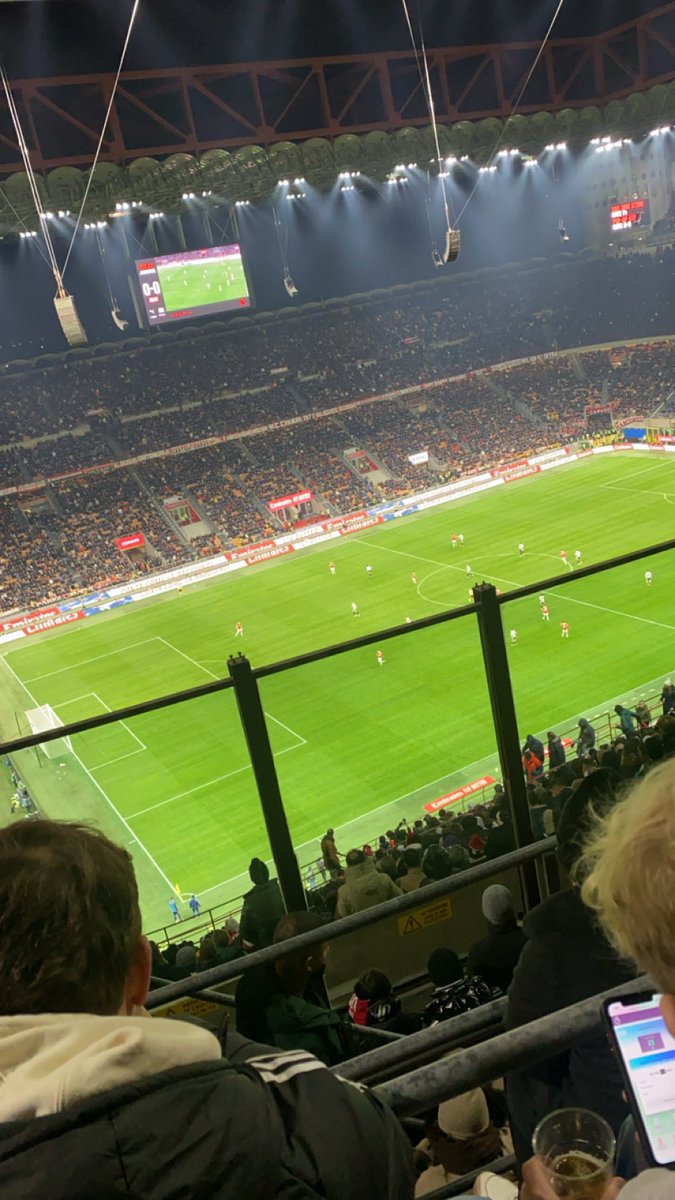 Ich hasse mein Leben… da bin ich einmal im hässlichen San Siro und das scheiß Spiel geht 0-0 aus… bin fast eingeschlafen so langweilig wie das war🙃