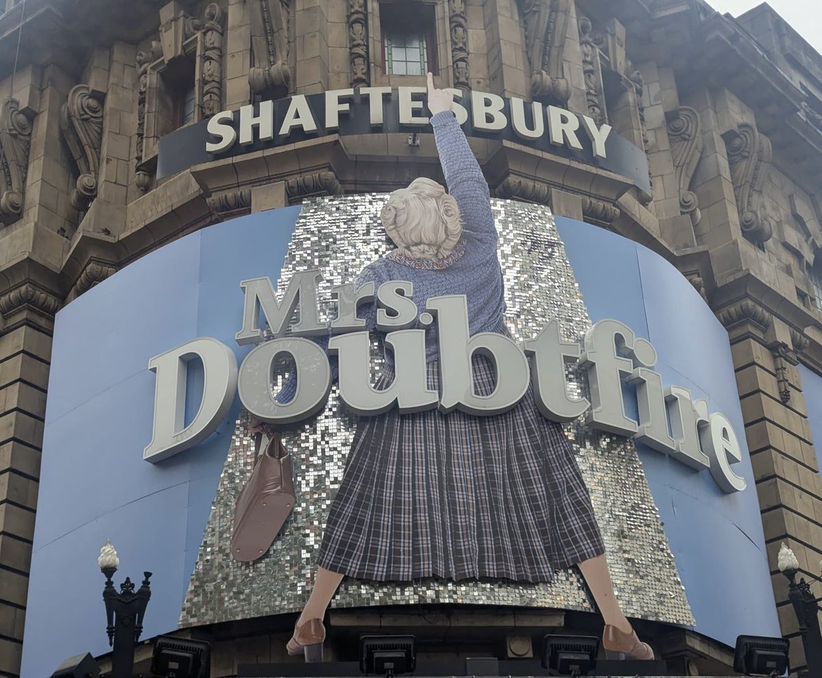 Flo’s 13th birthday weekend! First dinosaurs and dodos…loved the architecture in the stunning Hintze Hall <a href="/NHM_London/">Natural History Museum</a> Then a visit to @Shaftesbury1911 to see the hilarious Mrs Doubtfire! Extreme day trip and now on the train home 😴