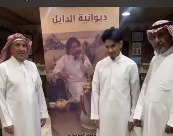 khalidfahad77's tweet photo. في "أمسية وفاء" قام المستشار الزميل عبد الله الدايل مدير عام العلاقات العامة في وزارة الرياضة سابقاً .بتكرم المصور الراحل ناصر الهلابي  من فريق مصوري وزارة الرياضة سابقاً .وذلك تقديراً لجهوده في تغطية الفعاليات الشبابية والرياضية محلياً وخارجياً. بحضور نجل الراحل حسام الذي تسلم الدرع التذكاري والمصور المخضرم خالد السيد.